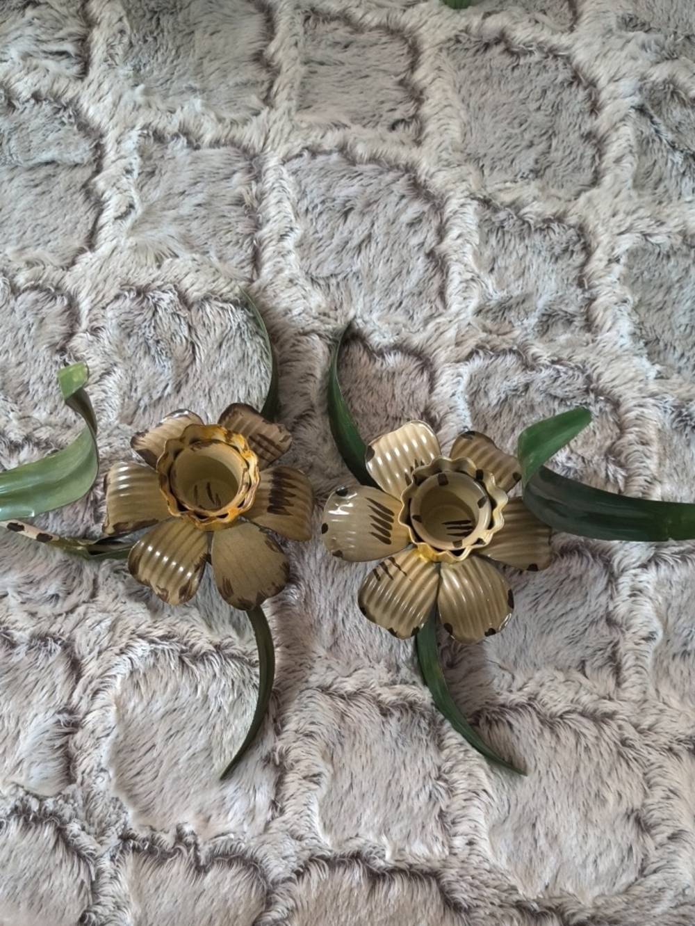 Metal Daffodil Flower Candle Holder Set in Olive Green and Gold